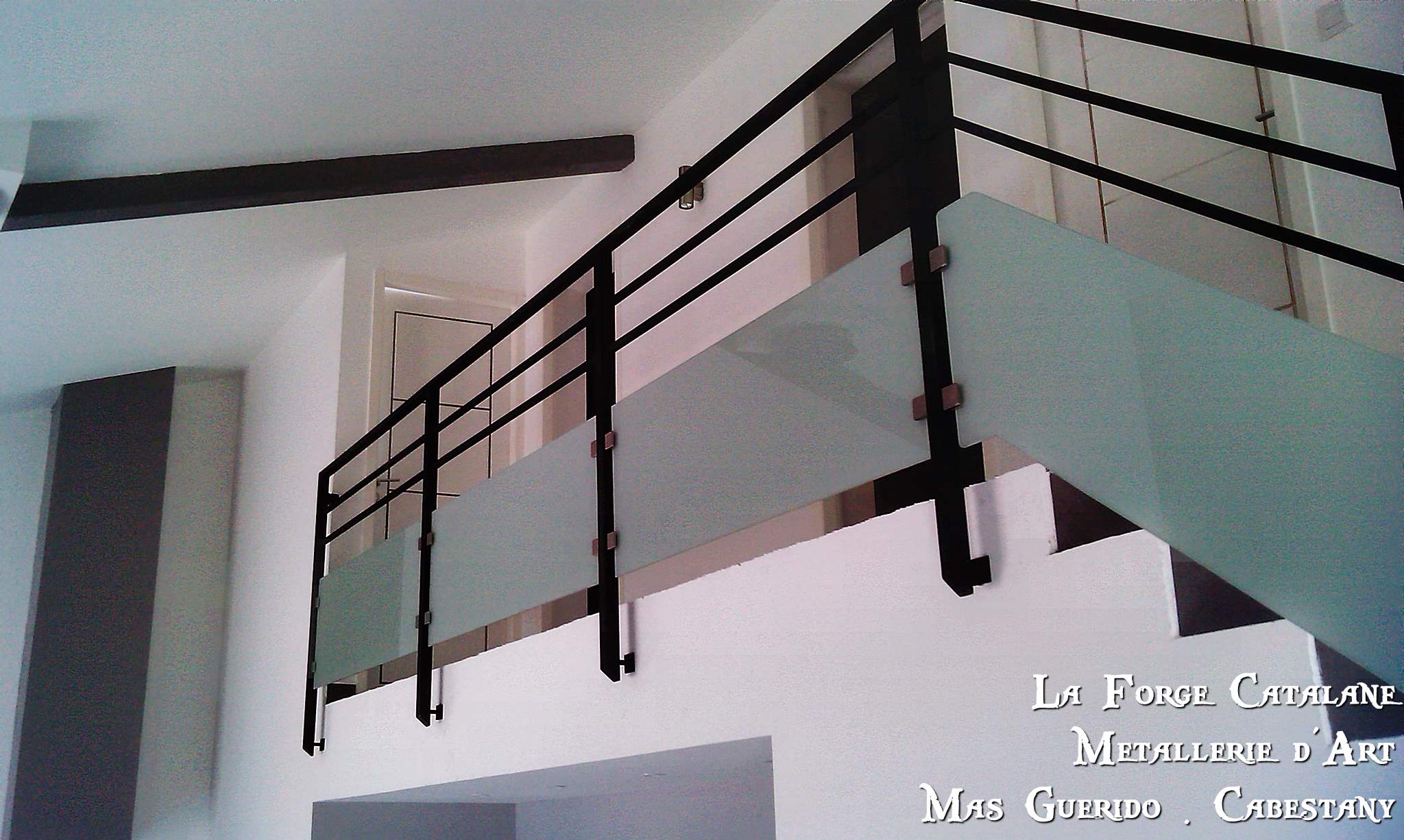 Garde corps pince verre inox vitrage opalescent lisses horizontales forge catalane.jpg